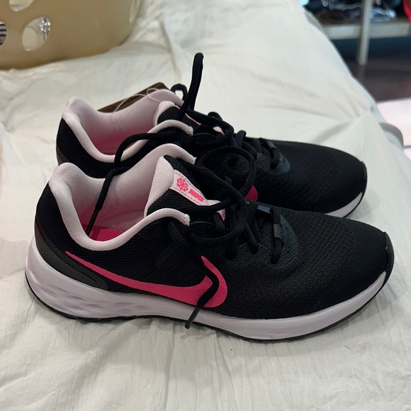 Nike Women's Black and Pink Athletic -size 4 Shoes - Picture 4 of 6